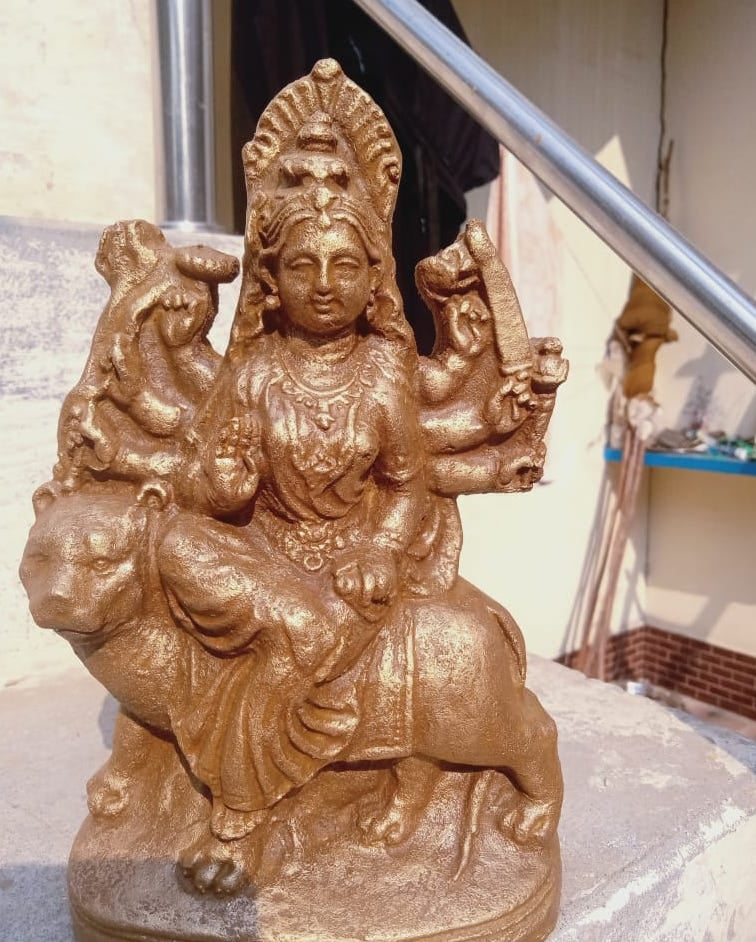 थानाभवन क्षेत्र के गांव कुतुबगढ में गाय के गोबर से तैयार की गई देवी की मूर्ति थानाभवन क्षेत्र के गांव कुतुबगढ में गाय के गोबर से तैयार की गई देवी की मूर्ति