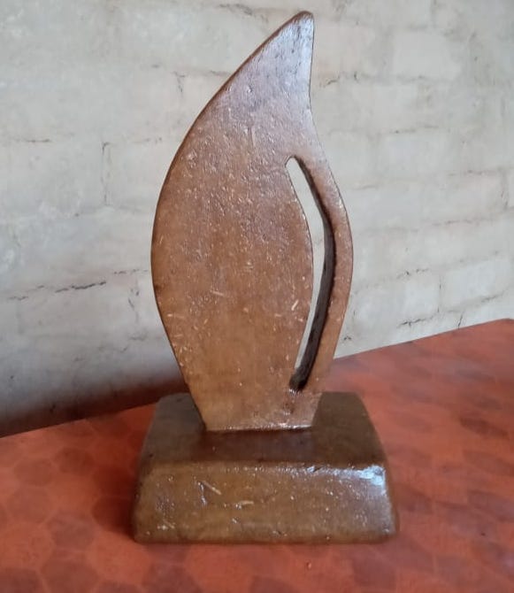 थानाभवन क्षेत्र के गांव कुतुबगढ में गाय के गोबर से तैयार की गई ट्राफी। थानाभवन क्षेत्र के गांव कुतुबगढ में गाय के गोबर से तैयार की गई ट्राफी।