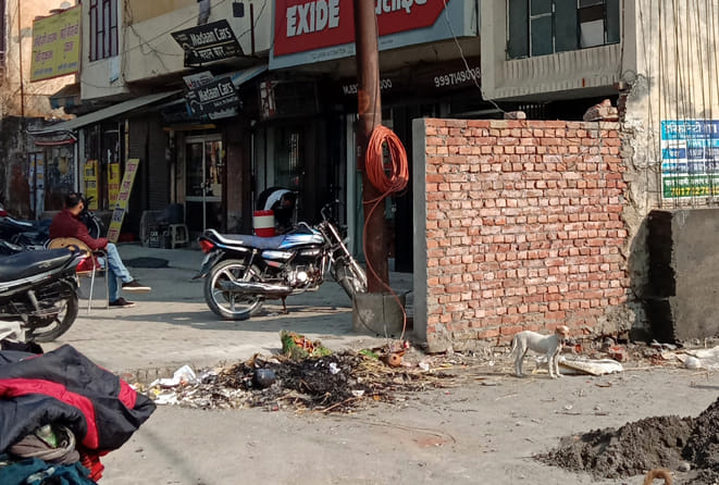 चकराता रोड पर खंबे तक बढ़ाई गई दीवार। चकराता रोड पर खंबे तक बढ़ाई गई दीवार।
