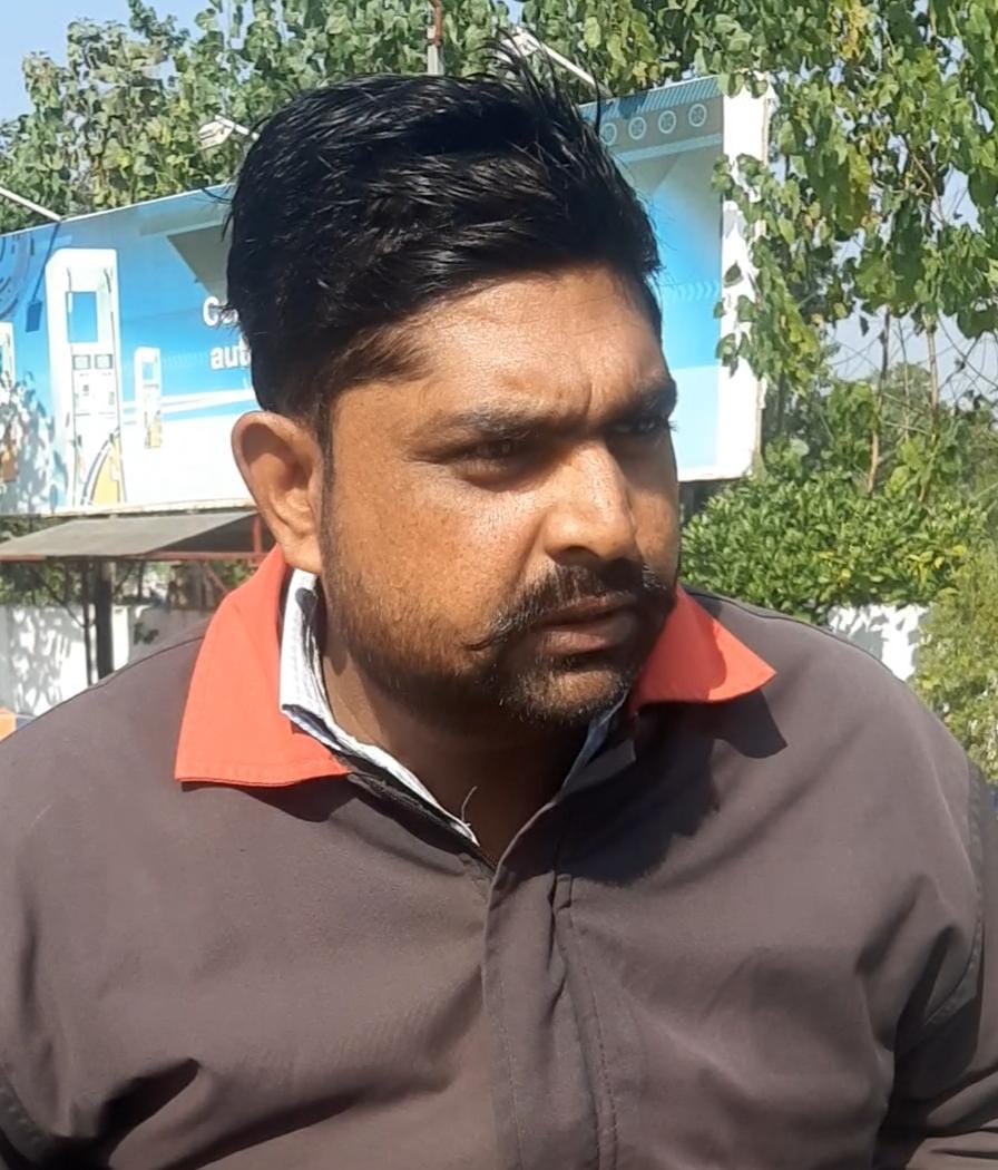 बेहट में घटना की जानकारी देता सेल्समैन निर्भयपाल उर्फ बंटी बेहट में घटना की जानकारी देता सेल्समैन निर्भयपाल उर्फ बंटी