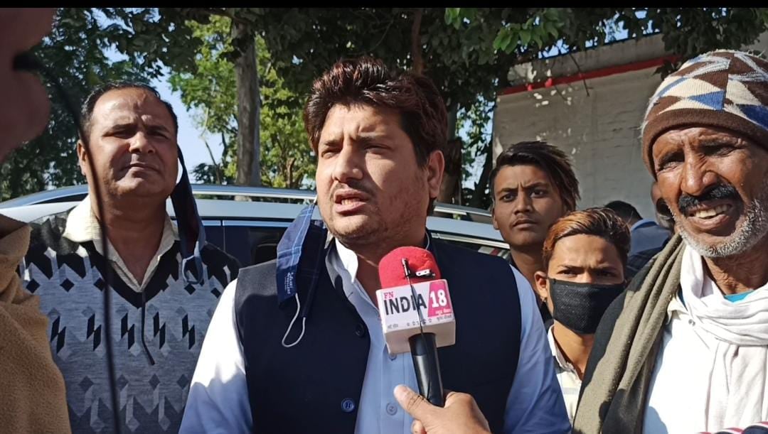 गंगोह में पत्रकारों से बात करते विधायक चौ नाहिद गंगोह में पत्रकारों से बात करते विधायक चौ नाहिद