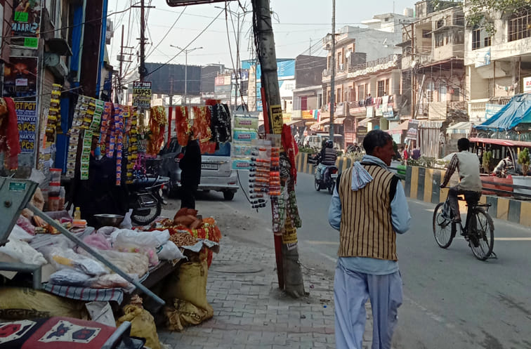 चकराता रोड पर सड़कों पर खड़े खंबे। चकराता रोड पर सड़कों पर खड़े खंबे।