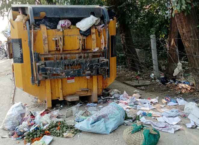 कैम्पैक्टर के भीतर और बाहर कचरा। कैम्पैक्टर के भीतर और बाहर कचरा।