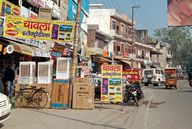 चकराता रोड पर बिजली के खंबों की वजह से हुआ अतिक्रमण। चकराता रोड पर बिजली के खंबों की वजह से हुआ अतिक्रमण।