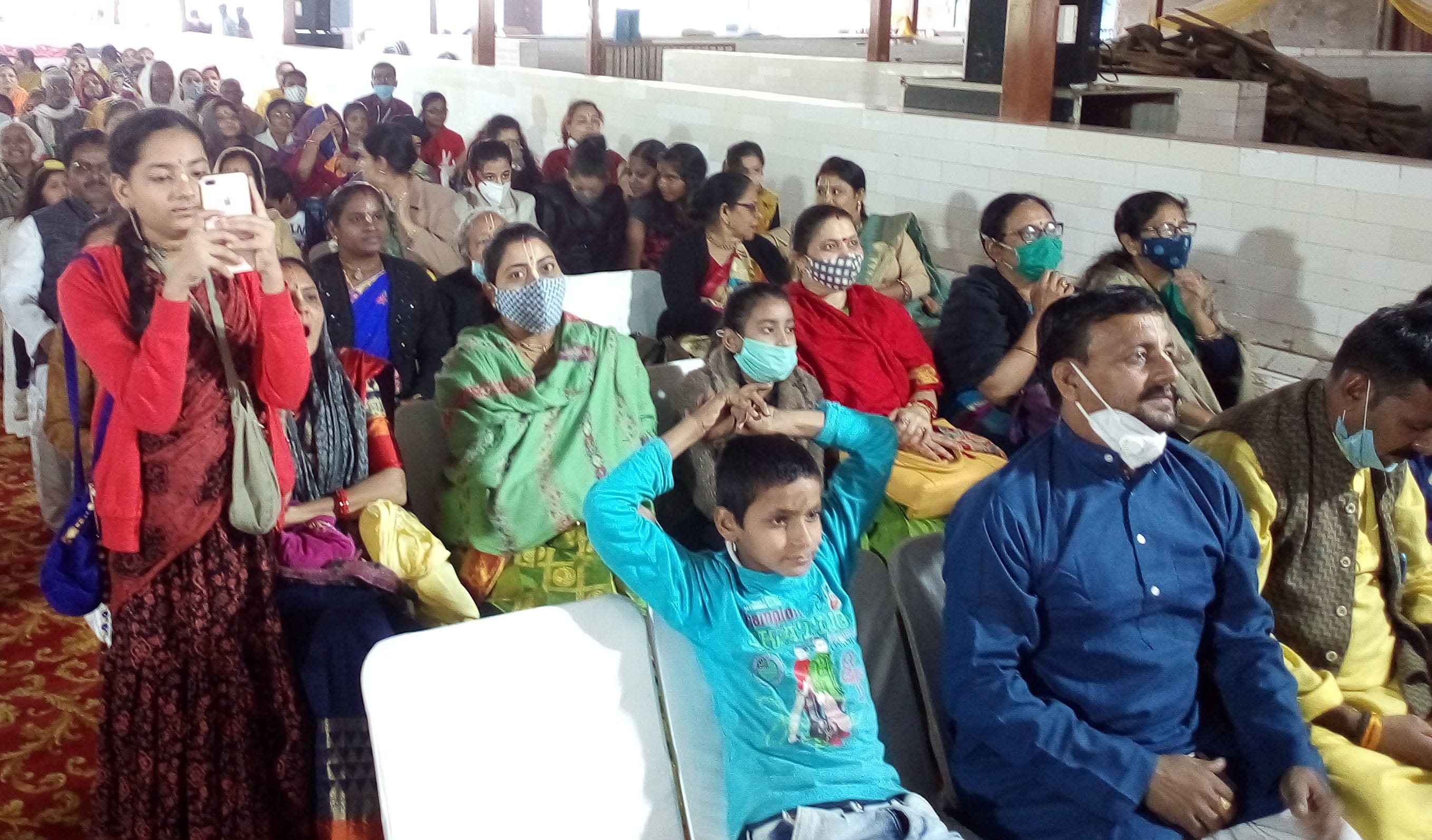 करोवन स्थित भक्ति वेदांत वैभव गोशाला संस्थान के शुभारंभ अवसर पर मौजूद लोग।