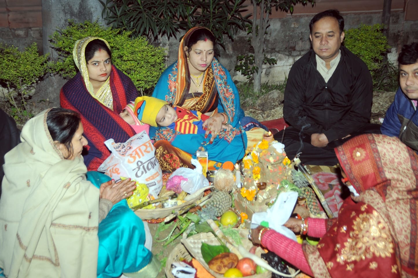 शामली हनुमान धाम पर आयोजित छठ मैया का पूजन करती महिलाएं शामली हनुमान धाम पर आयोजित छठ मैया का पूजन करती महिलाएं