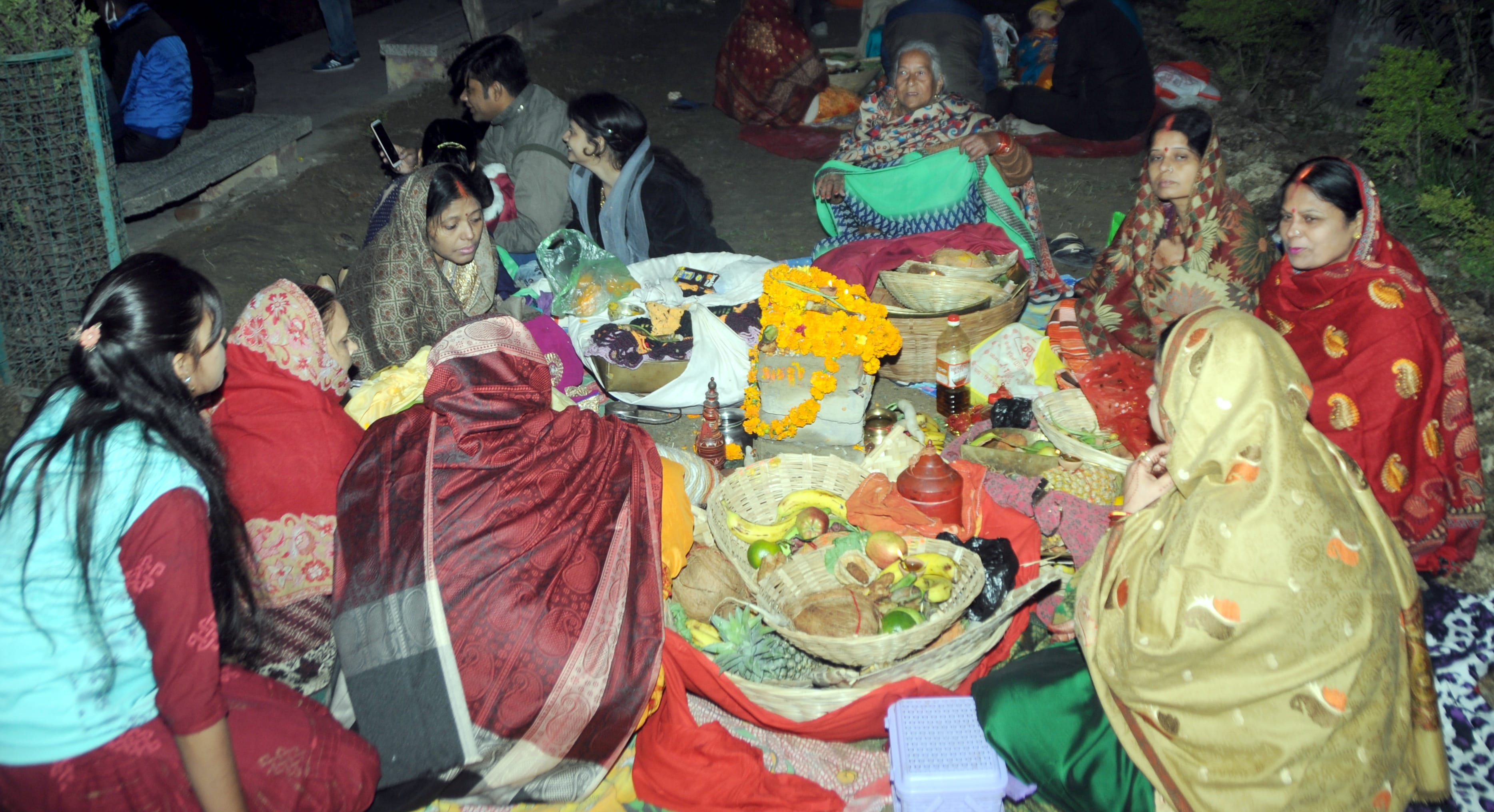 शामली हनुमान धाम पर आयोजित छठ मैया का पूजन करती महिलाएं शामली हनुमान धाम पर आयोजित छठ मैया का पूजन करती महिलाएं