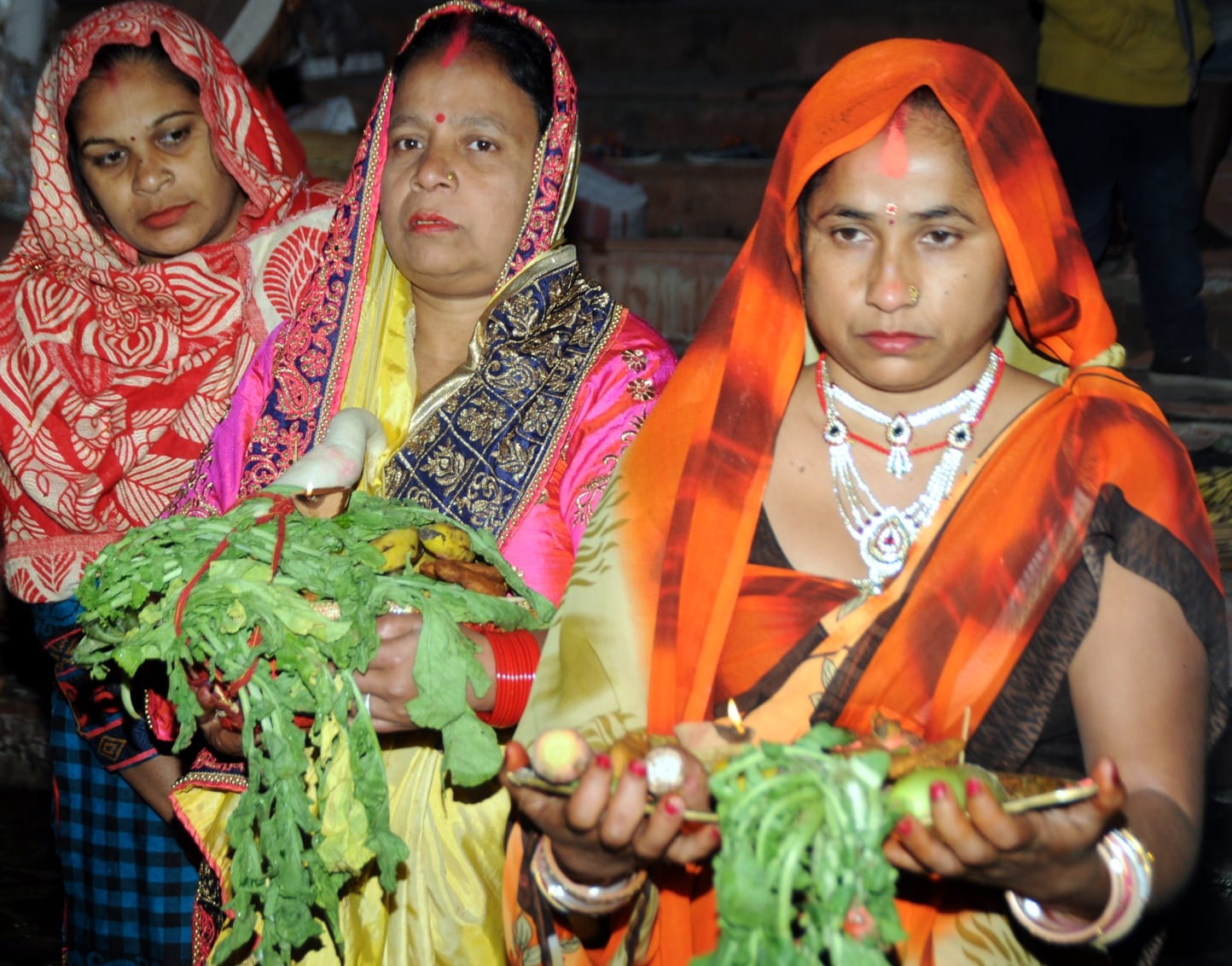 शामली हनुमान धाम पर आयोजित छठ पूजन के दोरान सूर्य भगवान की उपासना करती महिलाएं शामली हनुमान धाम पर आयोजित छठ पूजन के दोरान सूर्य भगवान की उपासना करती महिलाएं