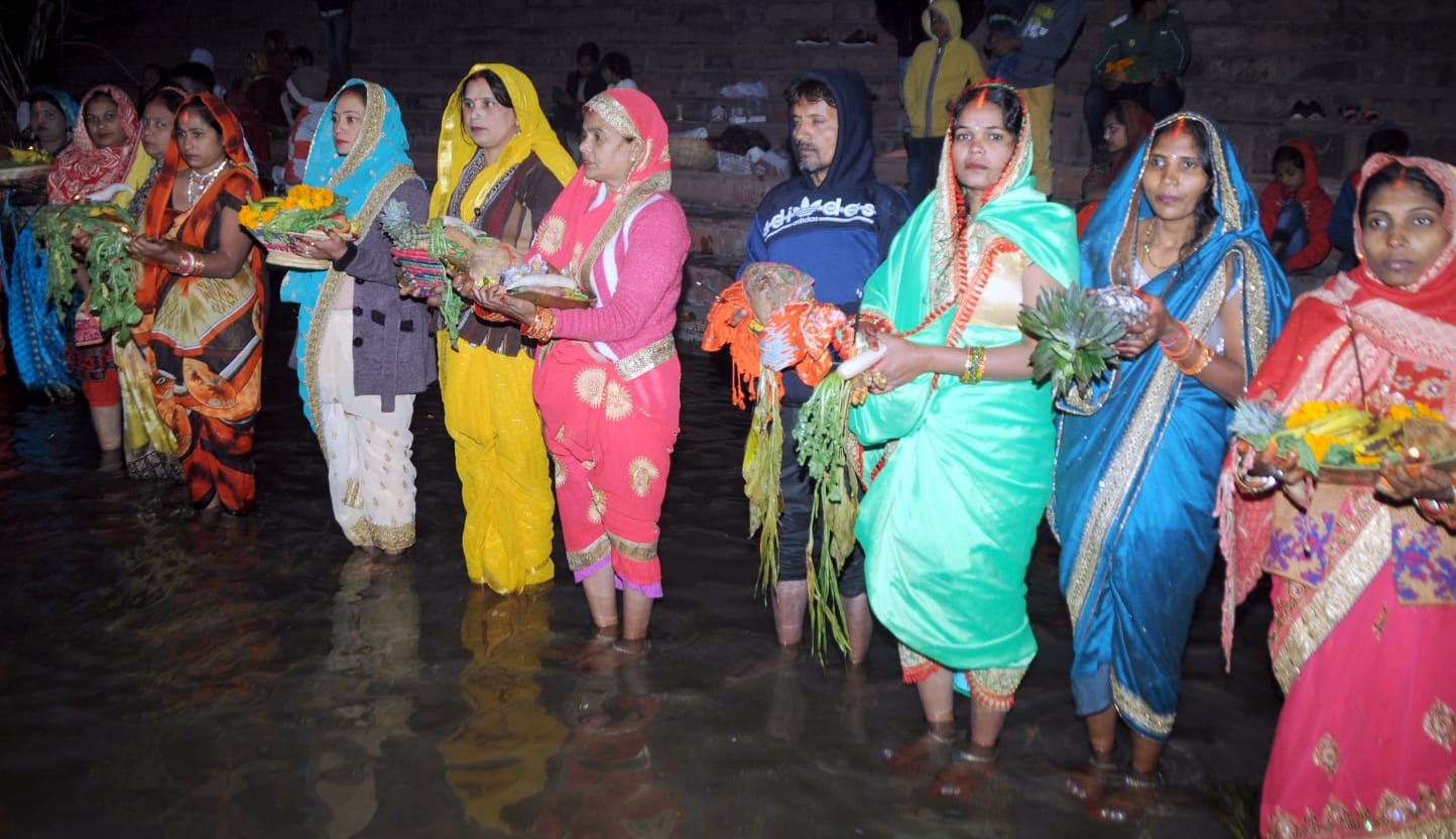 शामली हनुमान धाम पर आयोजित छठ पूजन के दोरान सूर्य भगवान की उपासना करती महिलाएं शामली हनुमान धाम पर आयोजित छठ पूजन के दोरान सूर्य भगवान की उपासना करती महिलाएं
