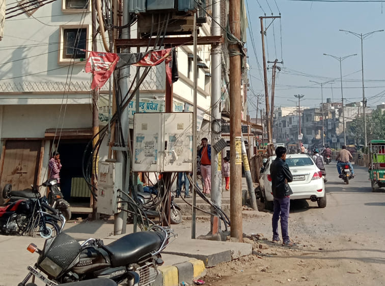 चकराता रोड पर सड़क पर लगे खंबें और उन पर रखा ट्रांसफार्मर। चकराता रोड पर सड़क पर लगे खंबें और उन पर रखा ट्रांसफार्मर।