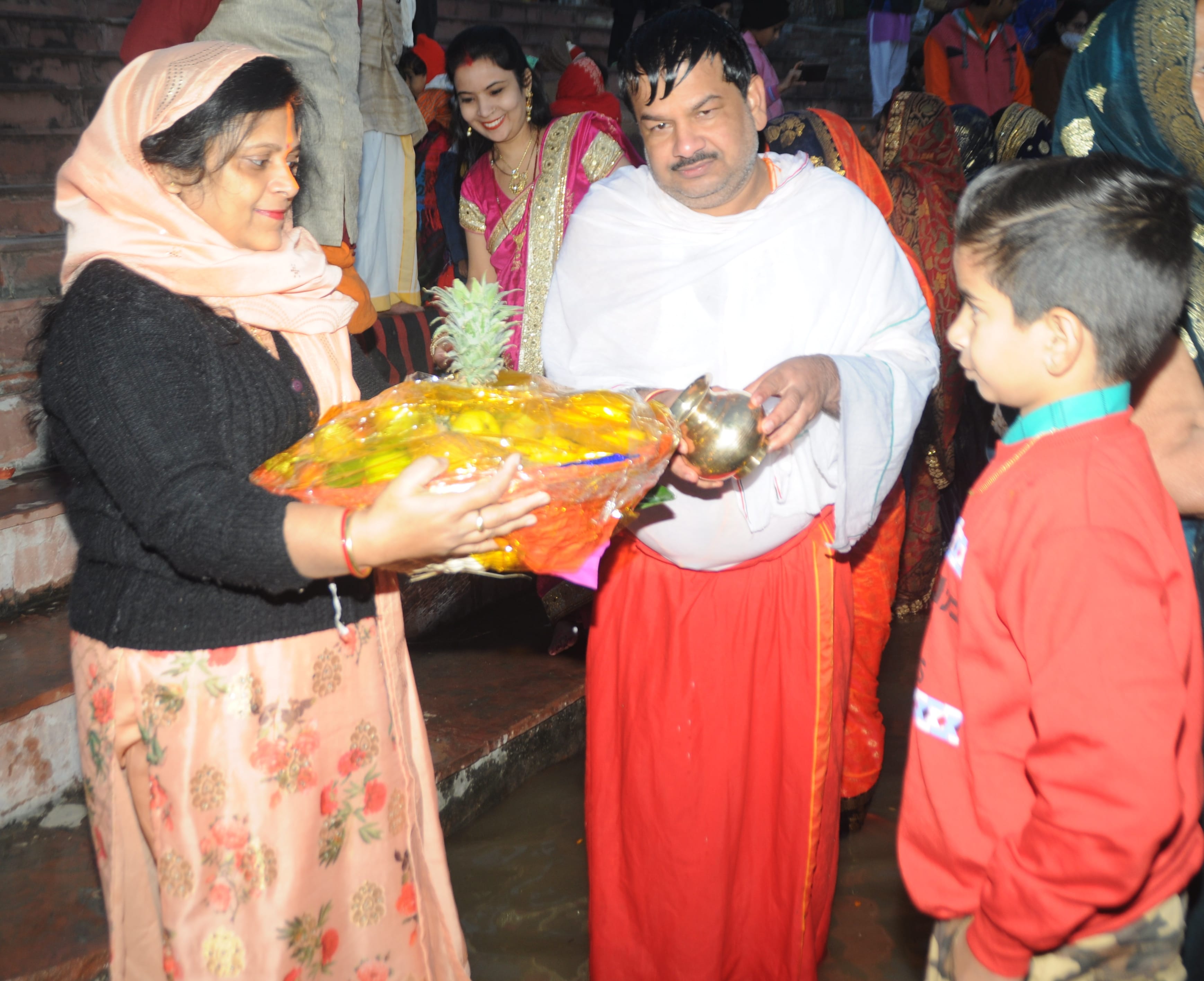 शामली हनुमान धाम पर परिवार के साथ छठ मैया का पूजन करती एसपी की पत्नी अपर्णा राय शामली हनुमान धाम पर परिवार के साथ छठ मैया का पूजन करती एसपी की पत्नी अपर्णा राय