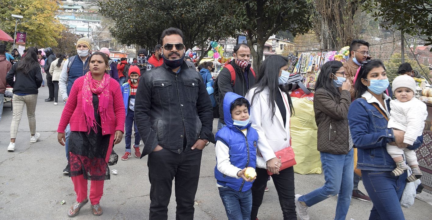 नैनीताल में शनिवार को चहल कदमी करते सैलानी। नैनीताल में शनिवार को चहल कदमी करते सैलानी।
