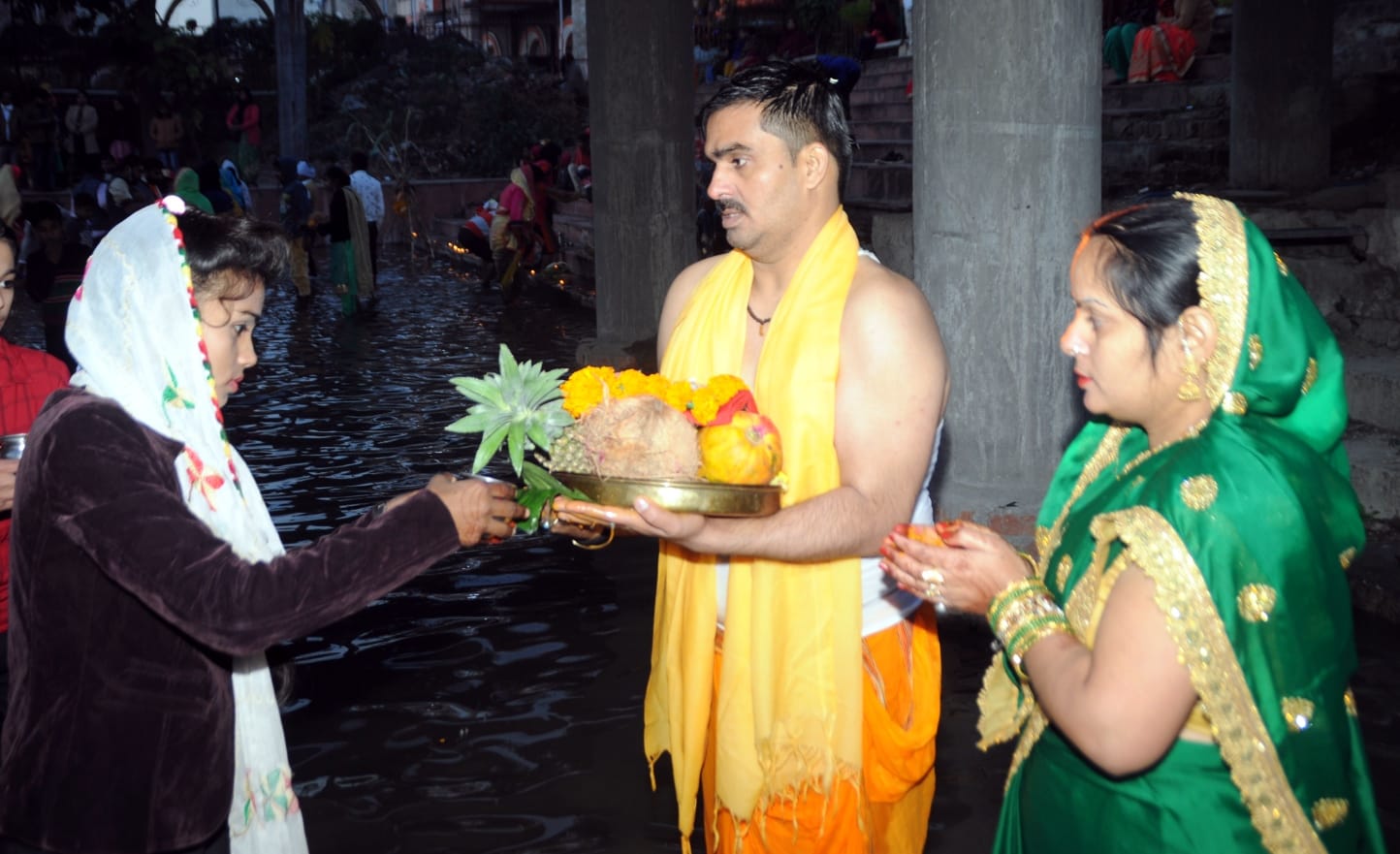 शामली हनुमान धाम पर परिवार के साथ छठ मैया का पूजन करती महिला शामली हनुमान धाम पर परिवार के साथ छठ मैया का पूजन करती महिला