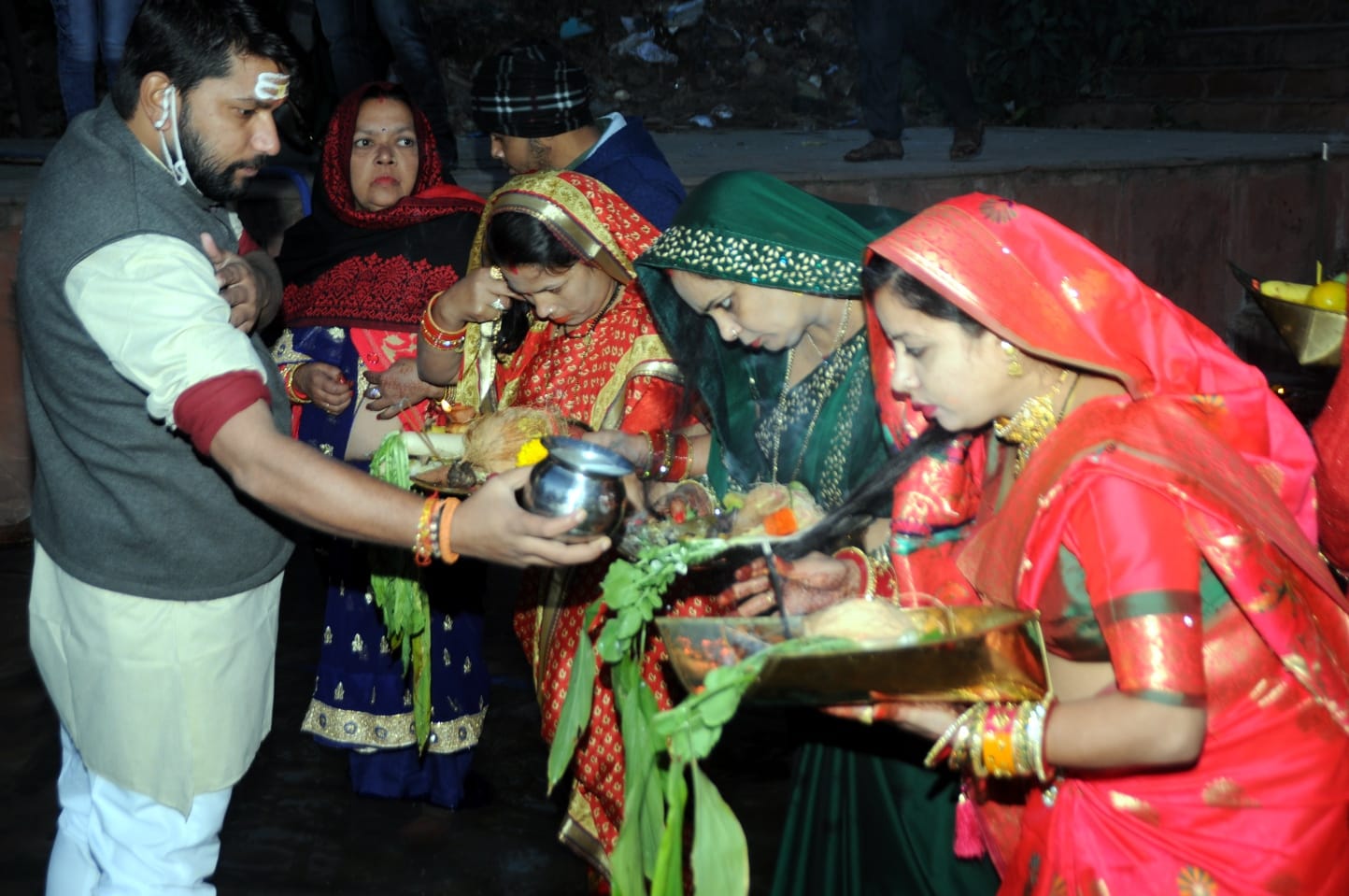 शामली हनुमान धाम पर परिवार के साथ छठ मैया का पूजन करती महिलाएं शामली हनुमान धाम पर परिवार के साथ छठ मैया का पूजन करती महिलाएं