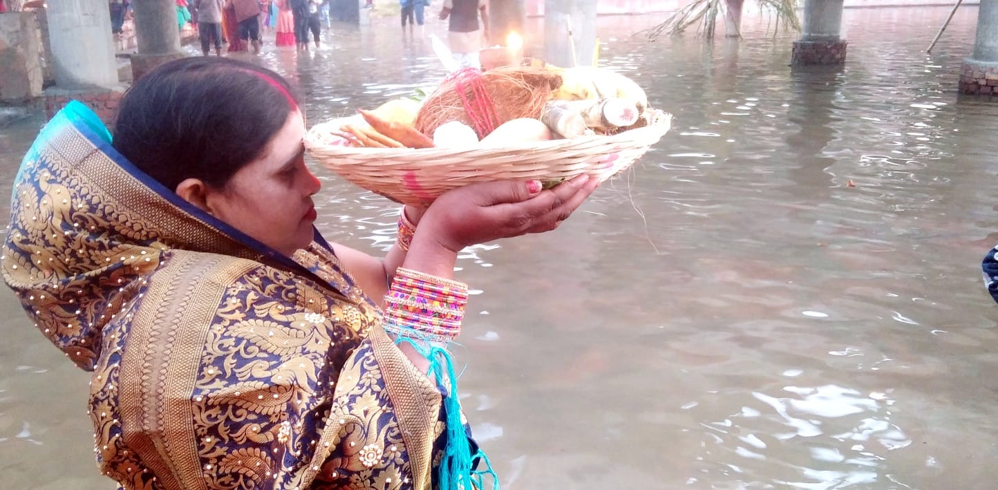 शामली हनुमान धाम पर परिवार के साथ छठ पूजन के दोरान सूर्य भगवान की उपासना करती महिला शामली हनुमान धाम पर परिवार के साथ छठ पूजन के दोरान सूर्य भगवान की उपासना करती महिला