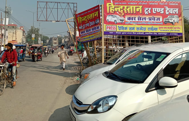 चकराता रोड पर रखा ट्रांसफार्मर और उसकी आड़ में चल रहा ट्रांसपोर्ट चकराता रोड पर रखा ट्रांसफार्मर और उसकी आड़ में चल रहा ट्रांसपोर्ट