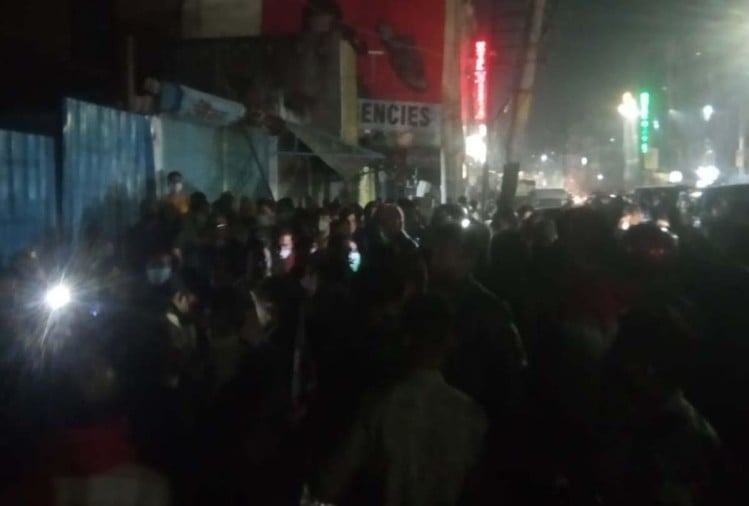 कानपुर में तीन मंजिला इमारत ढही, कई लोगों के दबे होने की आशंका, हड़कंप 2 मौके पर मौजूद भीड़