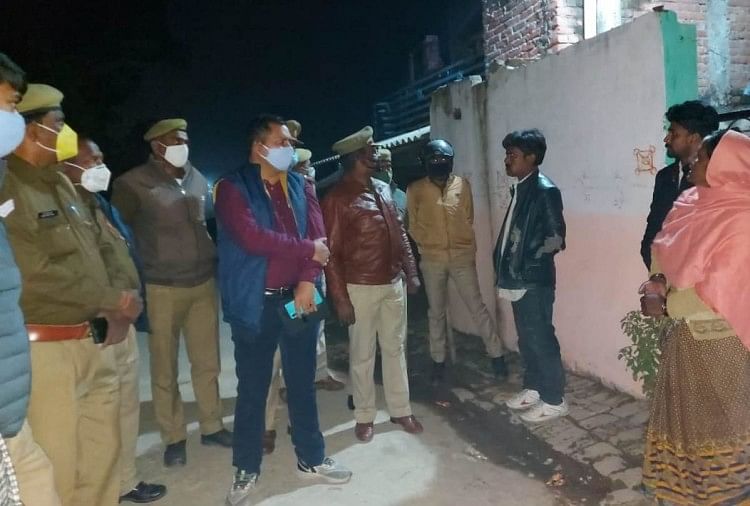 जानकारी लेती पुलिस