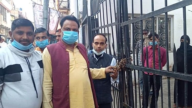 नगर पालिका गेट पर ताला लगाकर नाराजगी जताते सभासद।