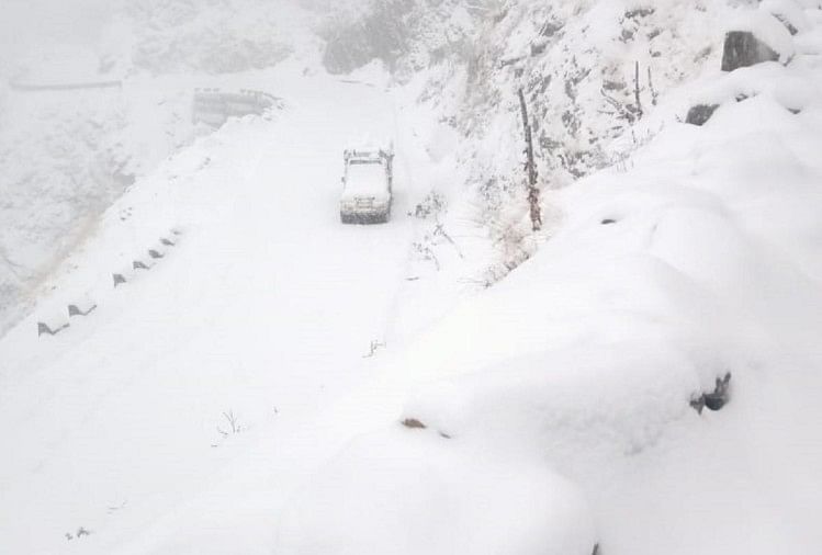 Heavy Snowfall In Jammu Kashmir Srinagar Records 3 Degree Celsius  Temperature - जम्मू-कश्मीर ने ओढ़ी बर्फ की चादर, मैदानी इलाकों में छाए रहे  बादल, श्रीनगर में पारा लुढ़ककर तीन ...