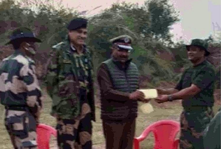 DGP gives prize to the jawan finder