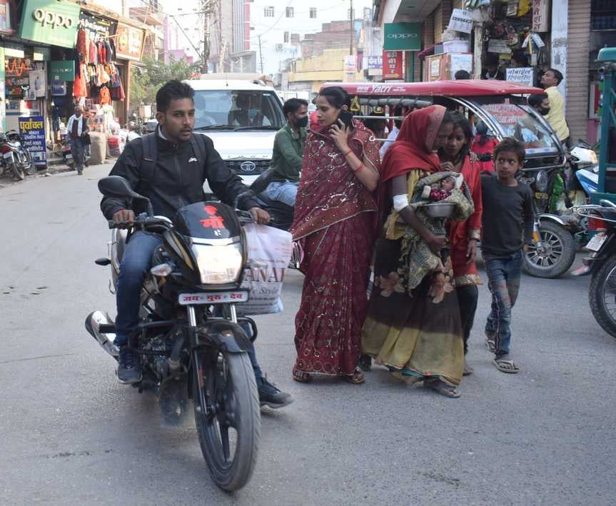 आलन्दगंज टीडी कालेज रोड पर बिना मास्क के घूमते लोग। आलन्दगंज टीडी कालेज रोड पर बिना मास्क के घूमते लोग।