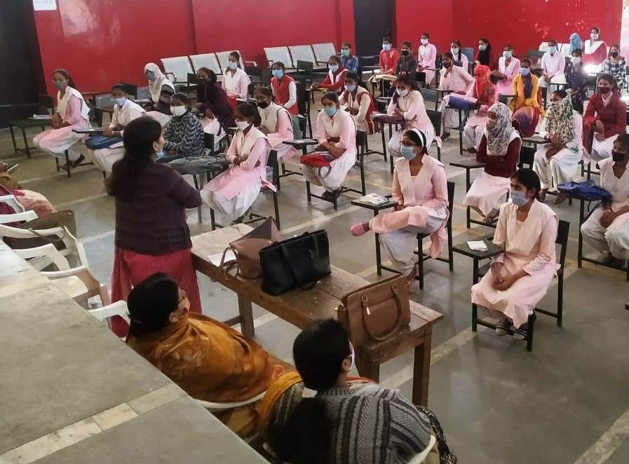कासगंज के एमजी डिग्री कॉलेज में पहले दिन शिक्षण के लिए पहुंची छात्राएं