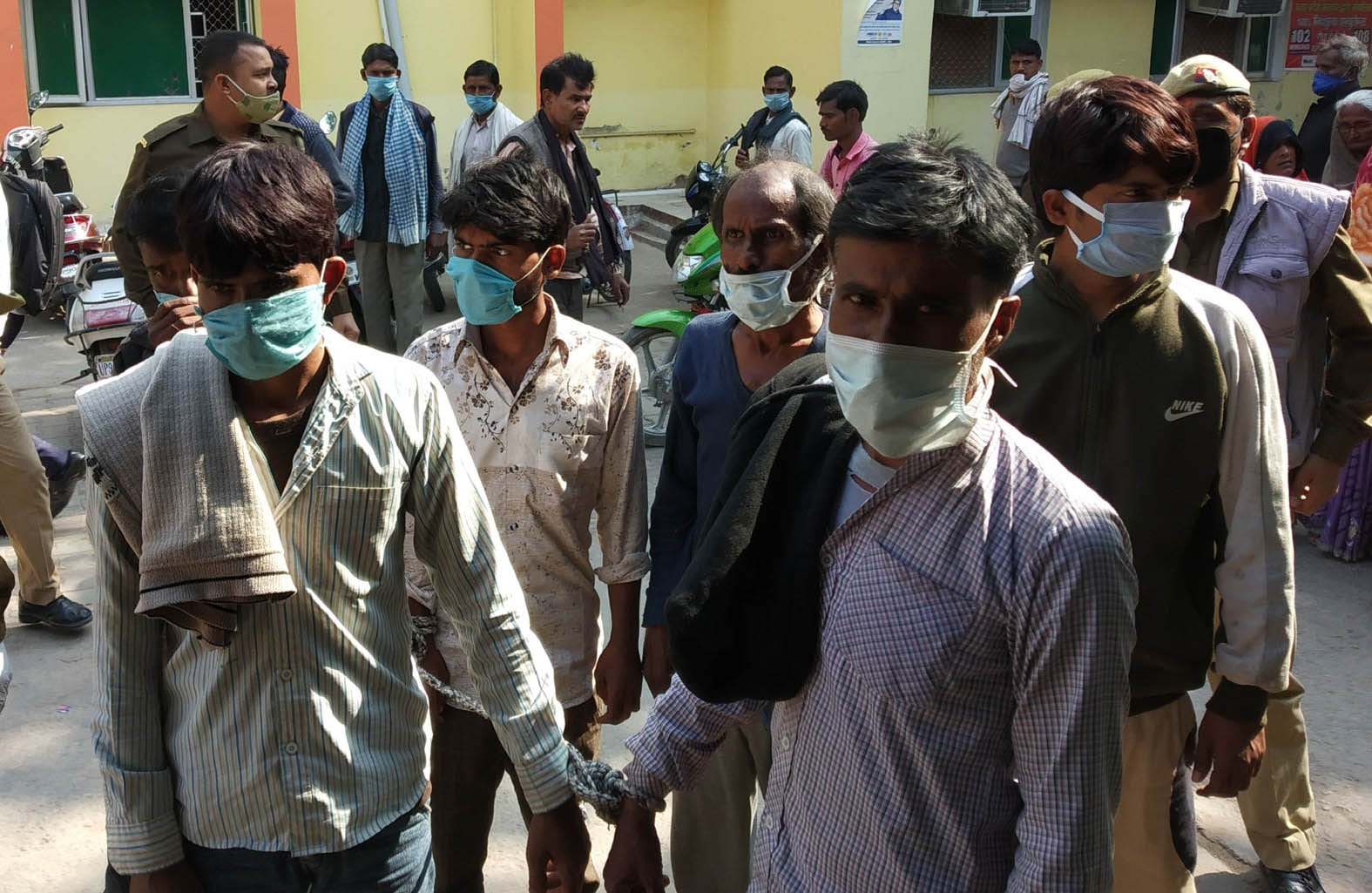 जिला अस्पताल मेडिकल के लिए लाए गए तिहरे हत्याकांड में पकड़े गए चचेरे भाई व अन्य आरोपी।