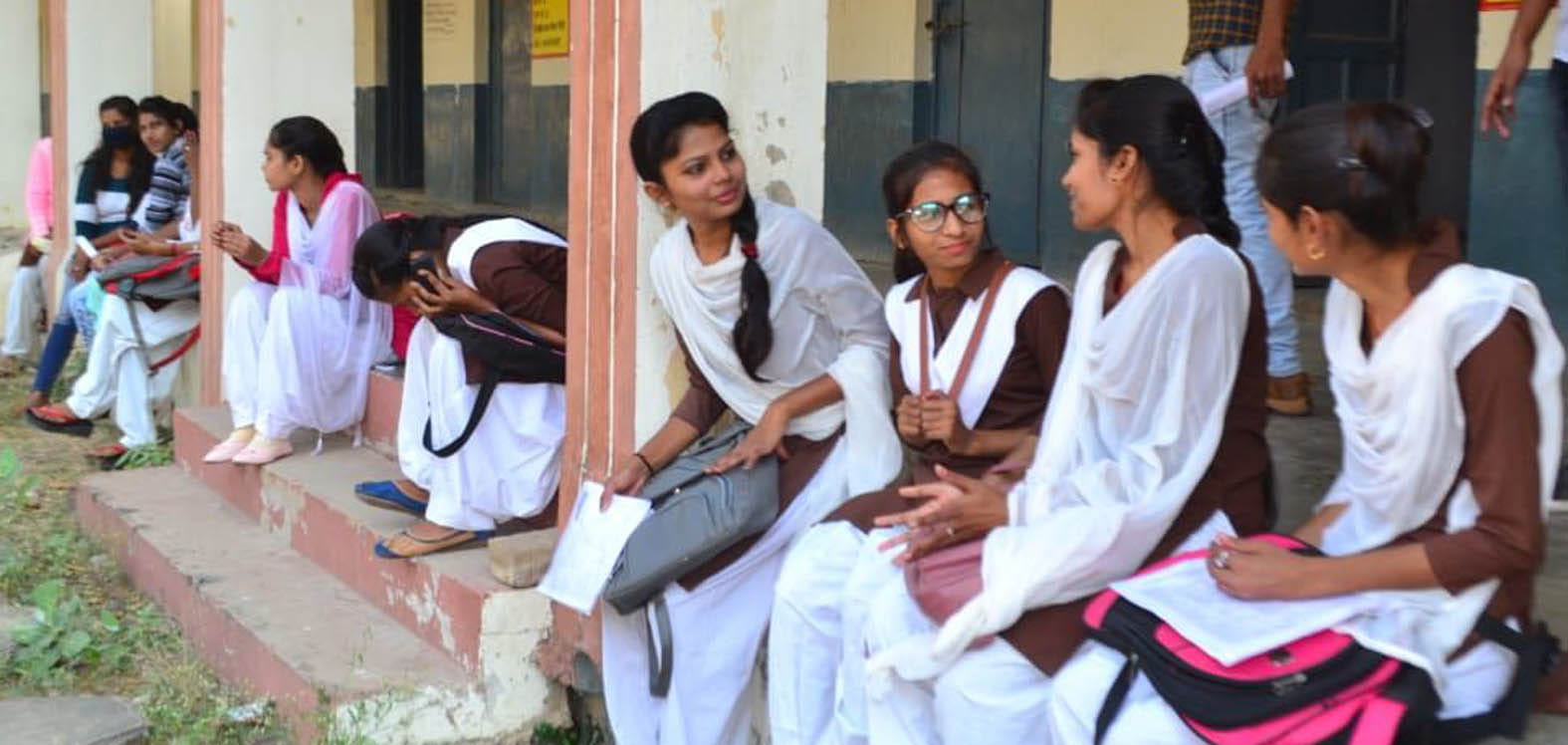 पहला दिन : जेएन कालेज में बैठीं छात्राएं। पहला दिन : जेएन कालेज में बैठीं छात्राएं।