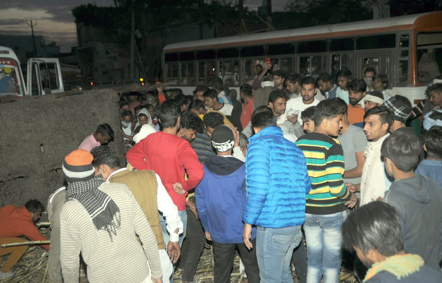 शामली क्षेत्र के गांव खेड़ीकरमू में गन्ने से भरी ट्रैक्टर ट्रॉली पलटने के बाद दबे बच्चों की निक? शामली क्षेत्र के गांव खेड़ीकरमू में गन्ने से भरी ट्रैक्टर ट्रॉली पलटने के बाद दबे बच्चों की निक?