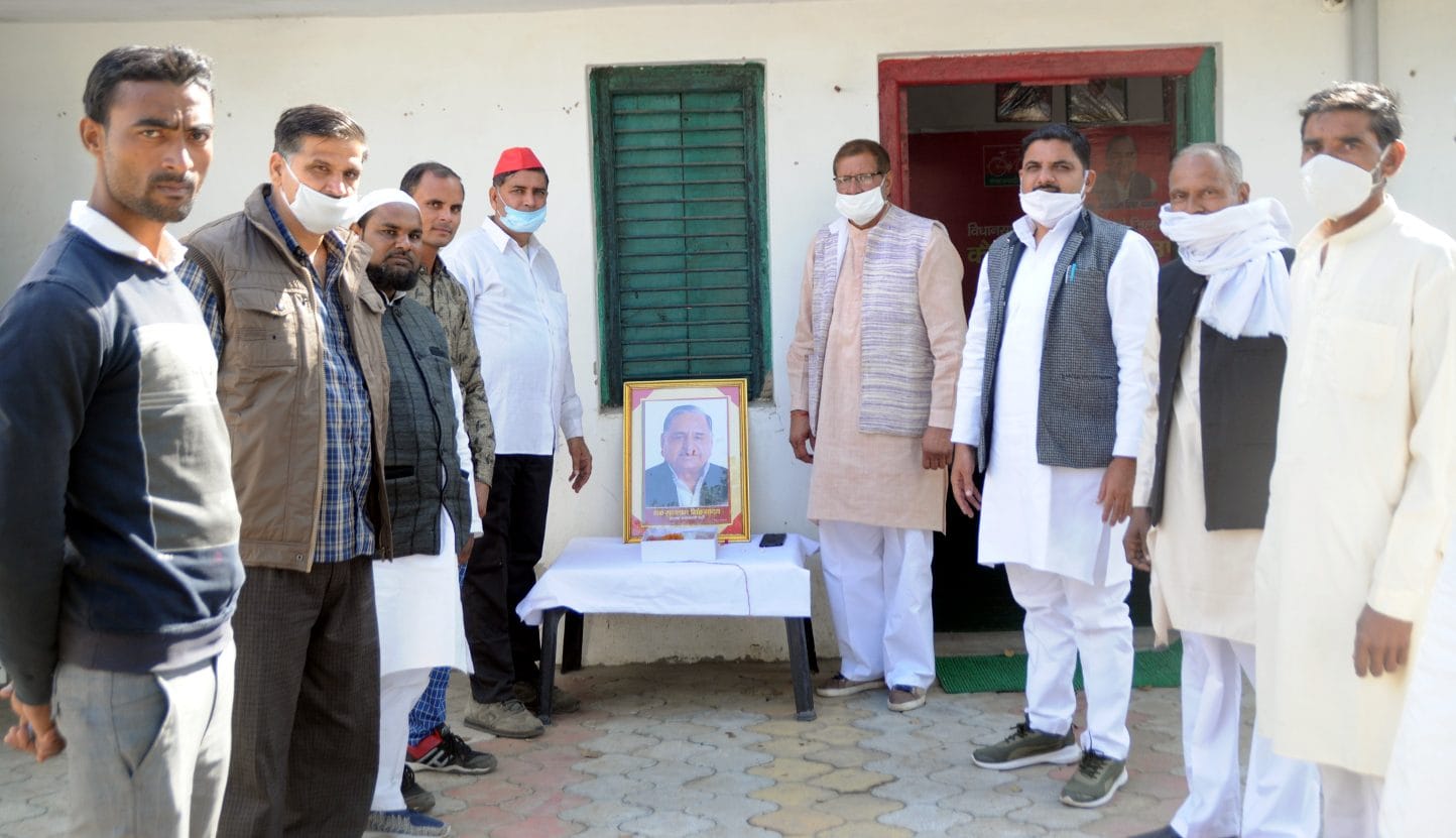 शामली पार्टी कार्यालय पर  केक काटकर मुलायाम सिंह का जन्मदिन मनाते सपा कार्यकर्ता।