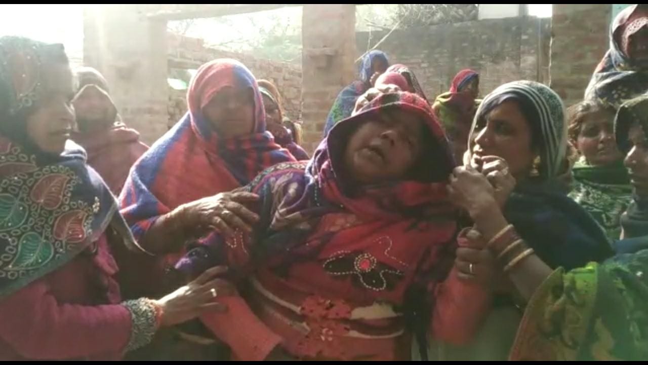 लालगंज के बेलहा में फल विक्रेता के आत्महत्या करने के बाद विलखते परिजन। लालगंज के बेलहा में फल विक्रेता के आत्महत्या करने के बाद विलखते परिजन।