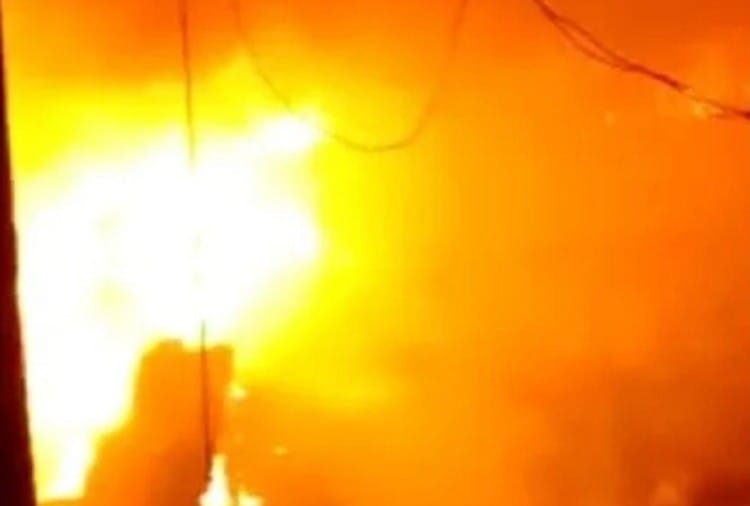 Ghaziabad: Fire Breaks Out In Loni Border Warehouse, One Died, Another Injured - गाजियाबाद: लोनी बॉर्डर के कबाड़ी गोदाम में लगी आग, एक की मौत, दूसरा घायल - Vimarsana News