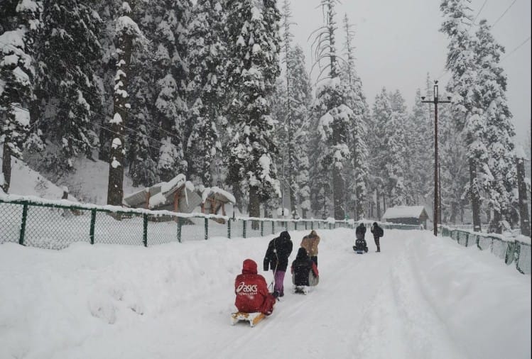 बर्फबारी से घाटी के सभी हिस्सों में तापमान शून्य से नीचे