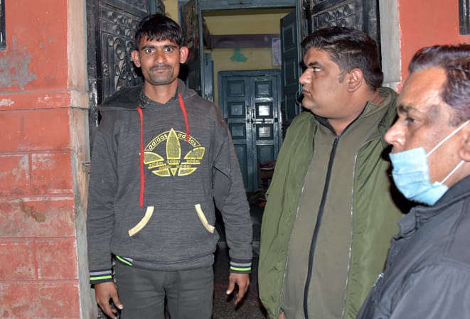 किशनपुरा में अंबालाल से लाखो की लूट के बाद घटना की जानकारी देते अंबालाल का साथी