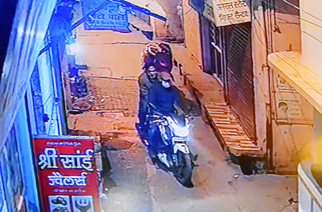 किशनपुरा में अंबालाल से लाखो की लूट के बाद घर के बाहर जाते बदमाश