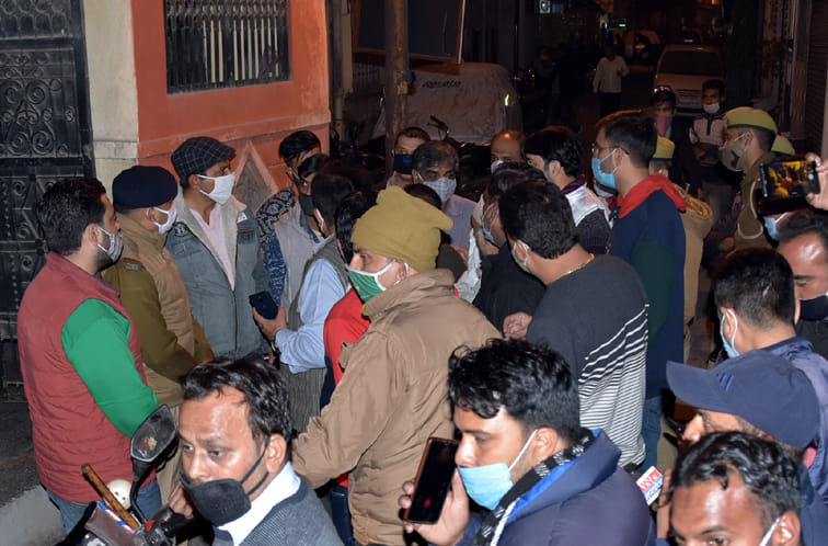 किशनपुरा में अंबालाल से लाखो की लूट के बाद घर के बाहर जमा भीड़
