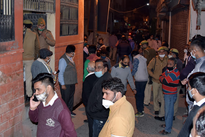 किशनपुरा में अंबालाल से लाखो की लूट के बाद घर के बाहर जमा भीड़