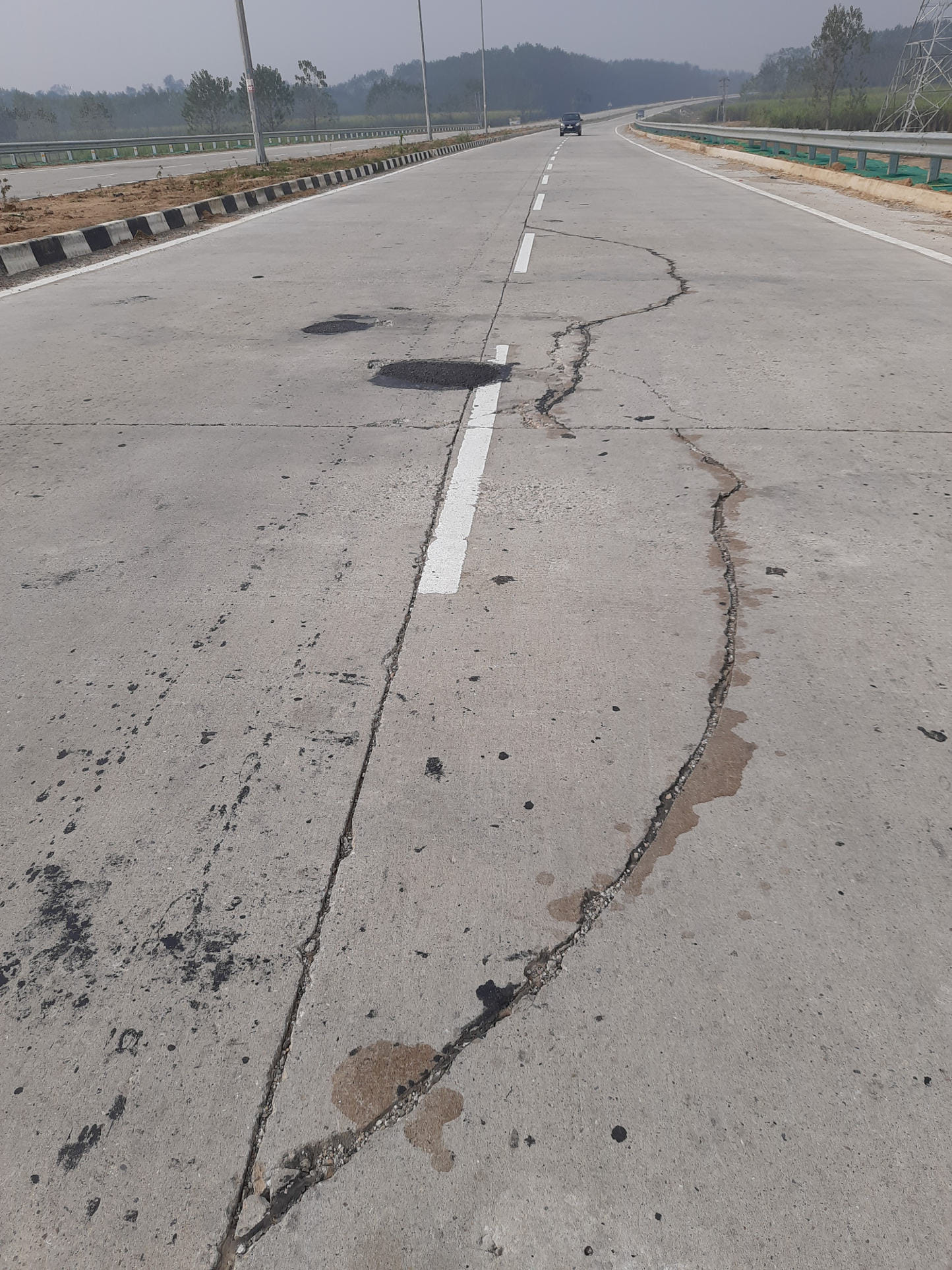 - नवनिर्मित सहारनपुर बाईपास की सड़क में पड़ी दरारें। - नवनिर्मित सहारनपुर बाईपास की सड़क में पड़ी दरारें।