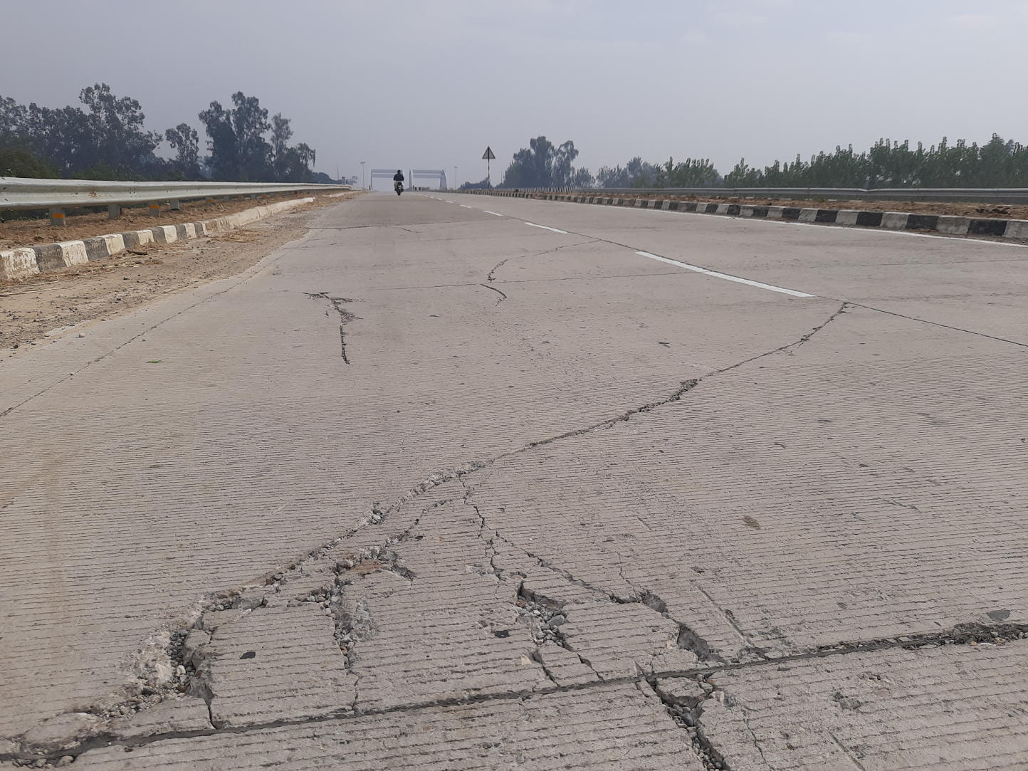 - नवनिर्मित सहारनपुर बाईपास की दरकी सड़क - नवनिर्मित सहारनपुर बाईपास की दरकी सड़क