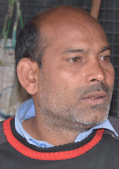 फूलों की सजावट करने वाला इकराम। फूलों की सजावट करने वाला इकराम।