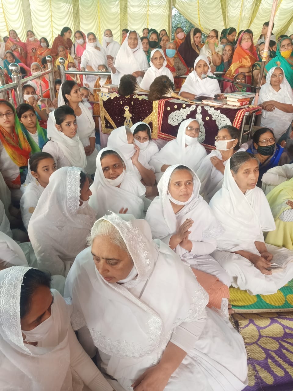 क्षेत्रपाल मंदिर में पिच्छिका परिवर्तन में मौजूद माताजी व श्रद्धालु