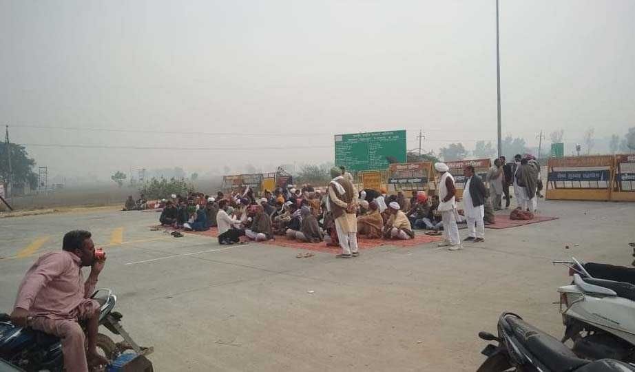 किसान नेताओं को हिरासत में लेने के विरोध में रोड जाम कर बैठे किसान। किसान नेताओं को हिरासत में लेने के विरोध में रोड जाम कर बैठे किसान।