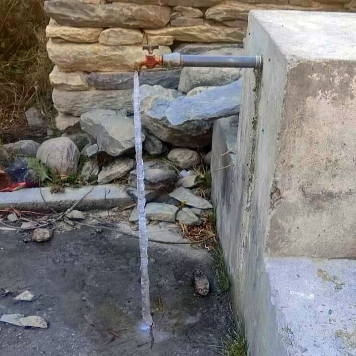 उत्तराखंड के पिथौरागढ़ जिले के मिलम में नल में इस तरह पानी जम गया है। संवाद न्यूज एजेंसी उत्तराखंड के पिथौरागढ़ जिले के मिलम में नल में इस तरह पानी जम गया है। संवाद न्यूज एजेंसी
