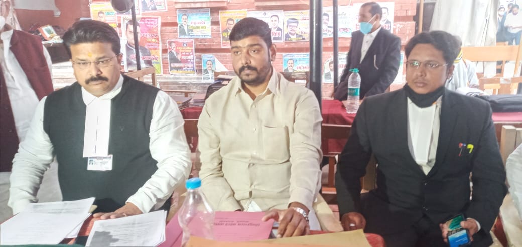 प्रेस वार्ता करते अधिवक्ता अनुज यादव व सांसद के भाई।