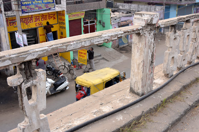 अंबाला रोड़ मेला गुघाल पुल पर टूटी पडी रेलिंग नजर आती नीचे की चलती सड़क