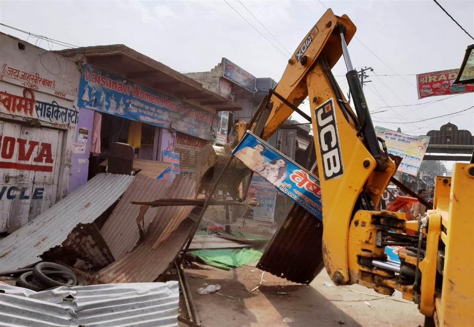 सादाबाद में अतिक्रमण की जद में आ रहे टीनशेड को ढहाती जेसीबी सादाबाद में अतिक्रमण की जद में आ रहे टीनशेड को ढहाती जेसीबी