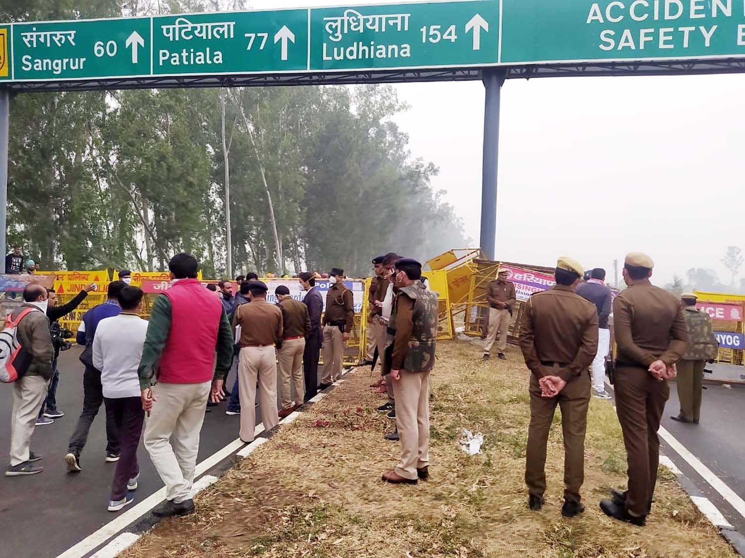 बॉर्डर पर डटे किसानों से बात करते अधिकारी। संवाद बॉर्डर पर डटे किसानों से बात करते अधिकारी। संवाद