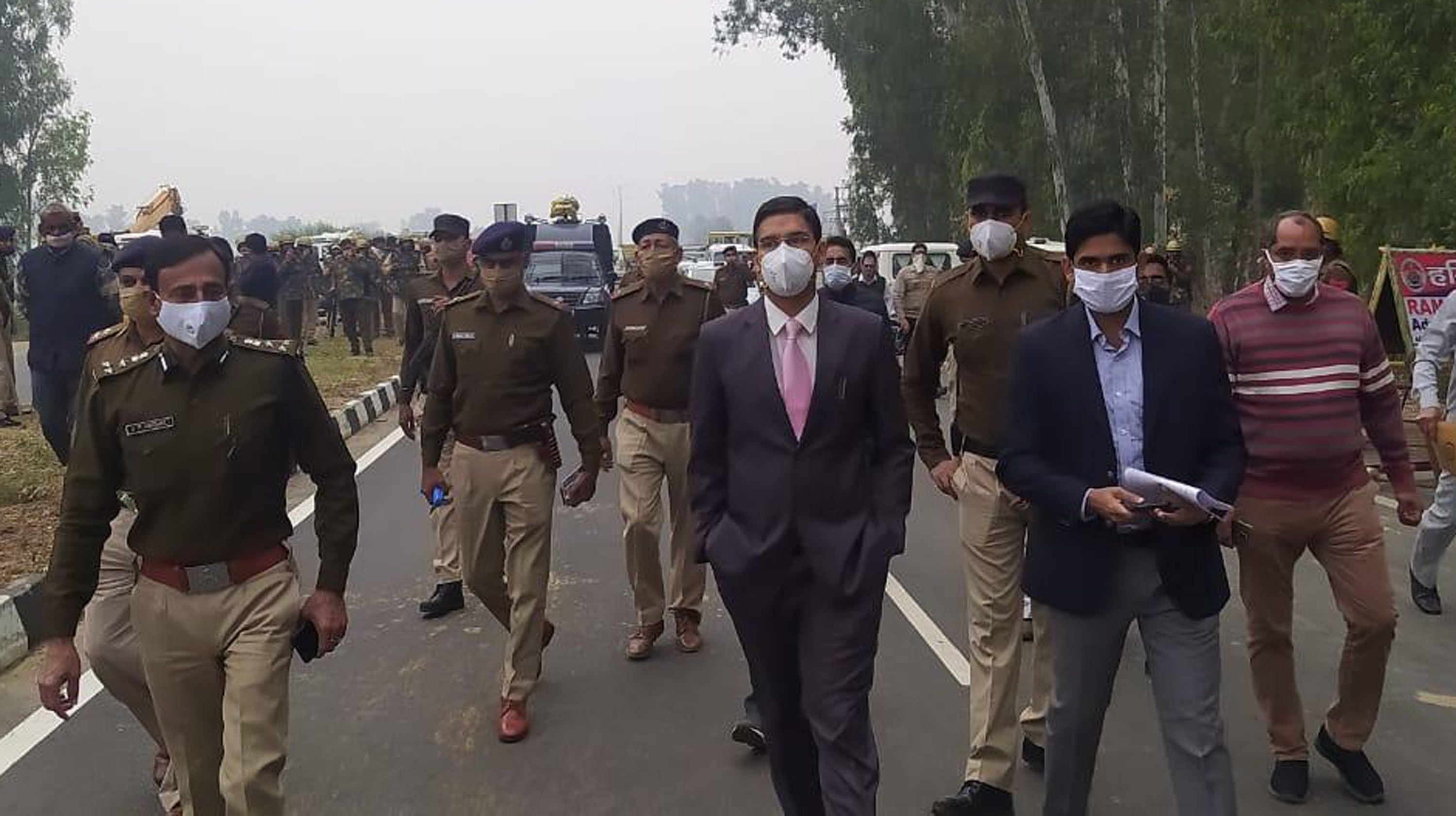 जींद में पंजाब-हरियाणा सीमा पर पहुंचे डीसी और पुलिस अधिकारी। संवाद जींद में पंजाब-हरियाणा सीमा पर पहुंचे डीसी और पुलिस अधिकारी। संवाद
