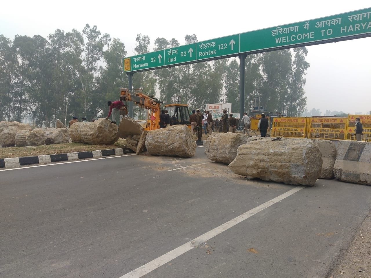 पंजाब-हरियाणा के दातासिंह वाला बॉर्डर पर पंजाब से आने वाले किसानों को रोकने के लिए जिला प्रशासन ? पंजाब-हरियाणा के दातासिंह वाला बॉर्डर पर पंजाब से आने वाले किसानों को रोकने के लिए जिला प्रशासन ?